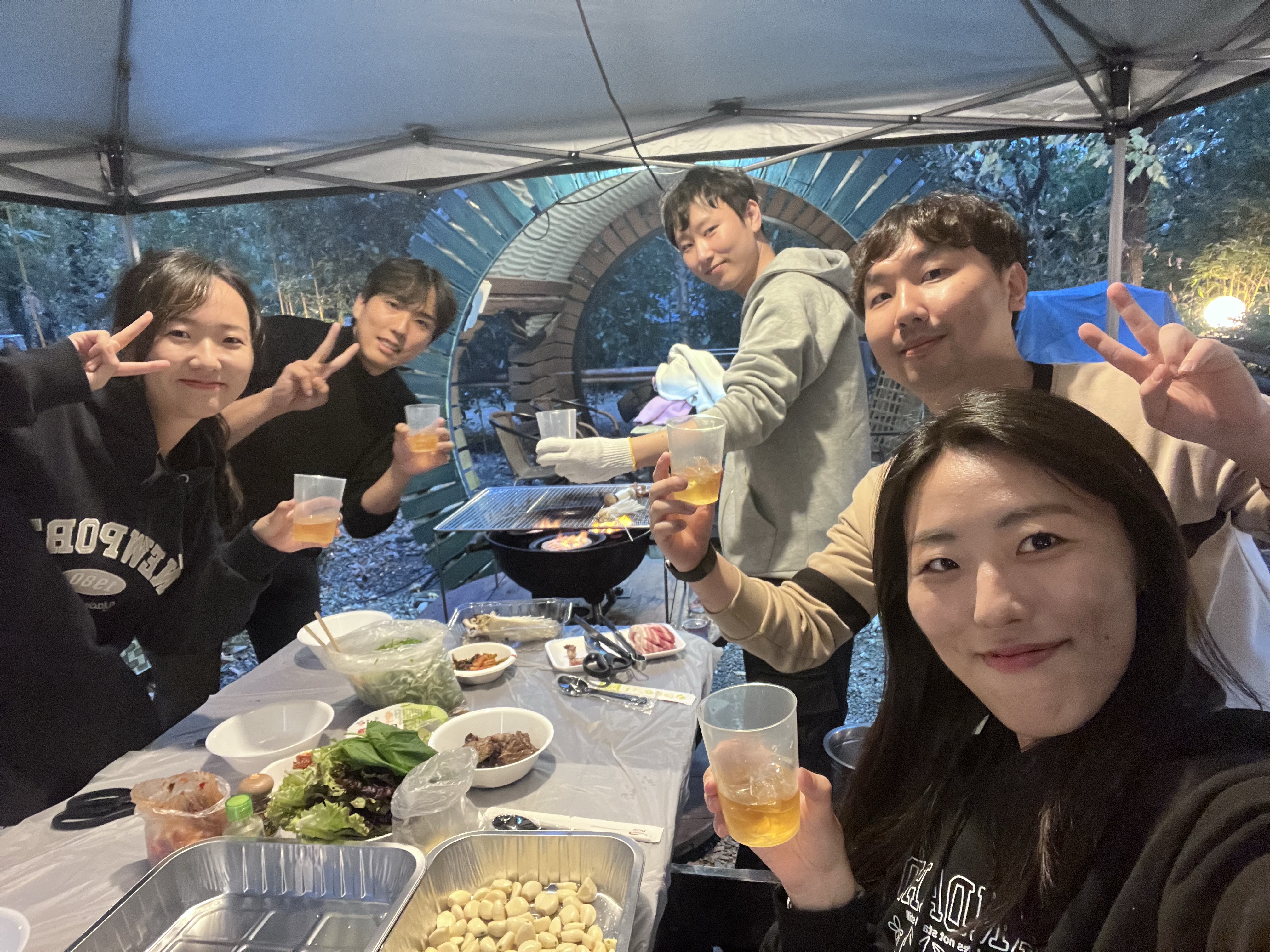 바베큐 파티 단체사진 첫 번째